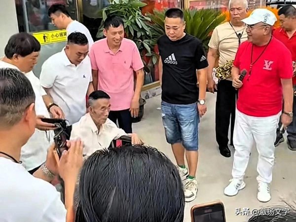 联华配资 杨少华大热天参加饭馆开业庆典，瘦骨嶙峋的老爷子只能坐在轮椅上